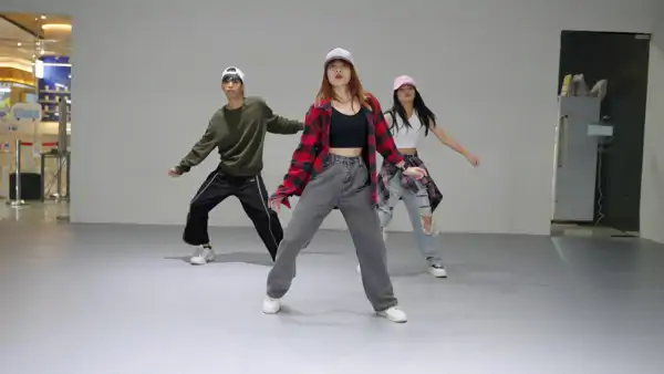 Ungdomar som dansar k-pop
