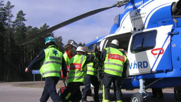 Ambulanssjukv&aring;rdare vid helikopter