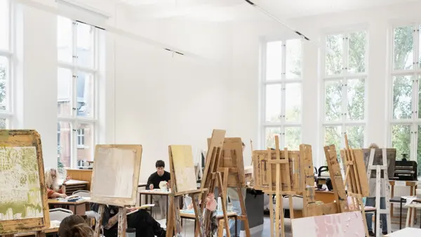 Konstn&auml;rlig grundutbildning i klassrum.