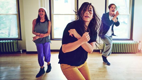 Tre unga dansare övar showdans - på kurs hos Folkuniversitetet