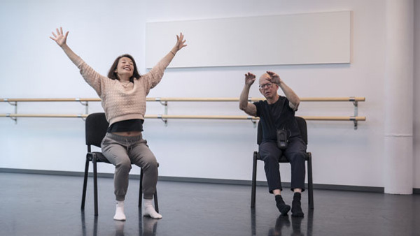 Personer sitter ner och dansar