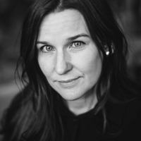 Fotografi på Hanna-Linnea Hannu, lärare på Konst & Kulturakademien.