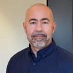 En man i blå skjorta.