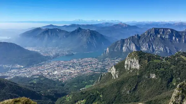 Utsikt över comosjön från bergen. Italienska och vandring.