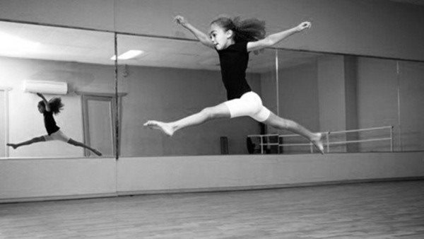 Ung flicka tränar höga baletthopp