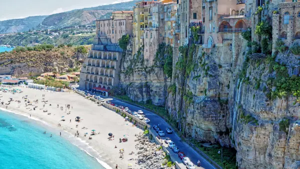 En strand bredvid en klippa i Tropea Italien