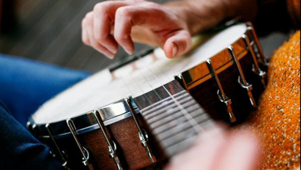 Hand som övar banjo - gå en banjokurs på Folkuniversitetet!