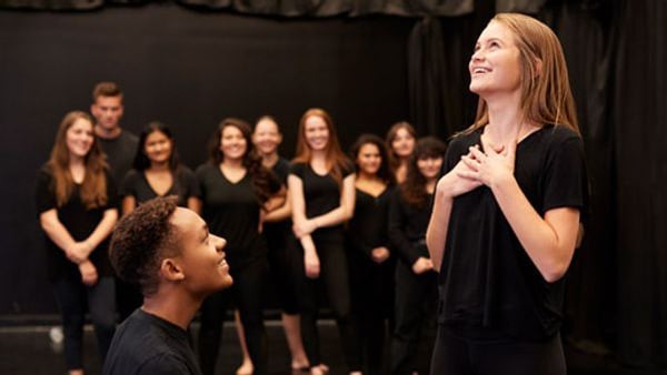 Deltagare på en teaterkurs hos Folkuniversitetet