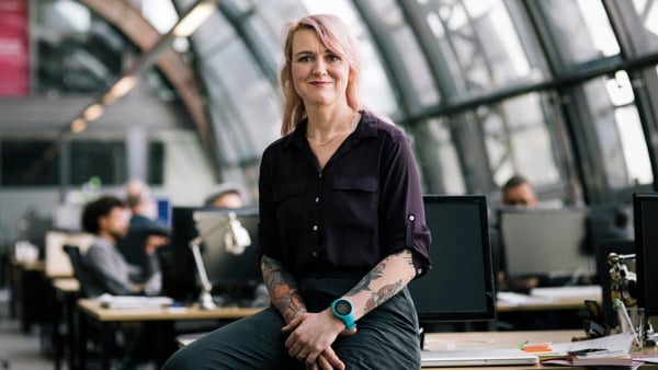 Leende YH-studerande tittar in i kameran, på YH-utbildning hos Folkuniversitetet