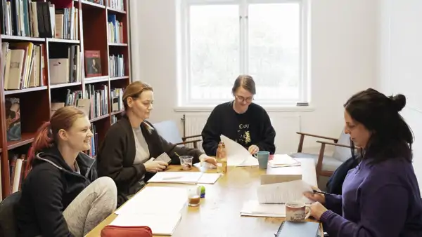 Studerande på Skrivarlinjen projekt antecknar under lektion.