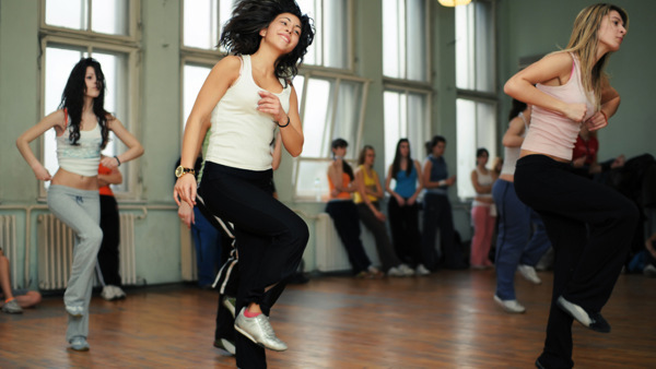 människor som dansar i en sal