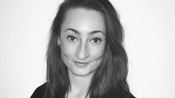 Ett svartvitt foto av en kvinna.