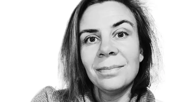 Ett svartvitt foto av en kvinna.