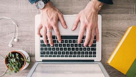 En person som skriver på en bärbar dator