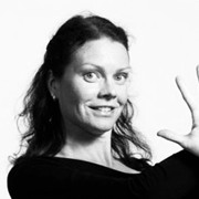 Ett svartvitt foto av en kvinna som g&ouml;r en handgest.