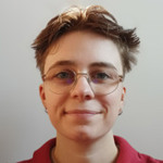 En person med glasögon och en röd tröja.