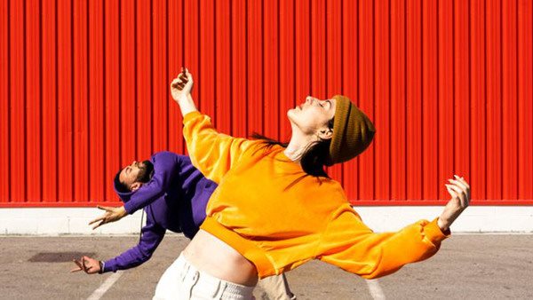 två personer i färgglada kläder dansar på Dansstudion i Linköping