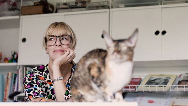 Kvinna på kontor med katt