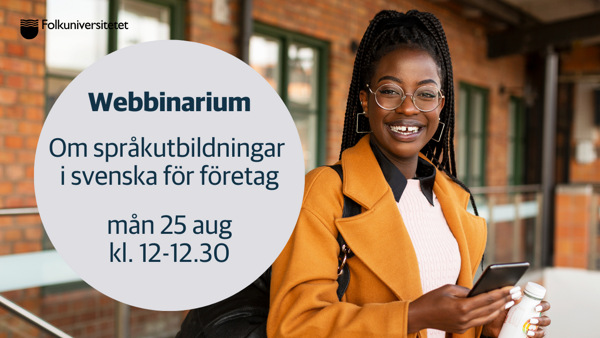 En kvinna i gul rock håller i en mobiltelefon.