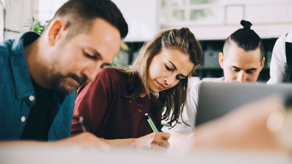 Arbetande kollegor på kurs tillsammans