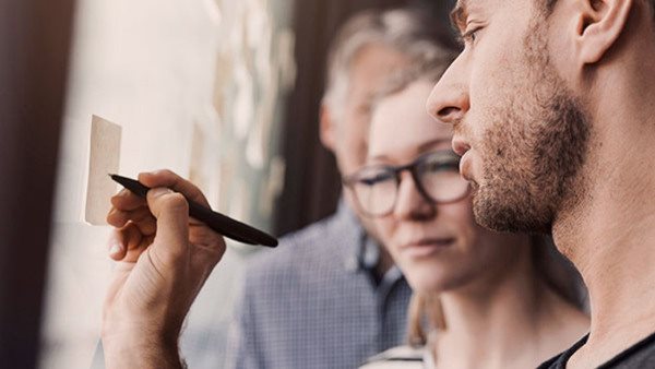 Tre personer på arbetsmarknadsutbildning.