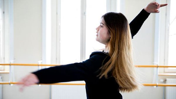 halvbild på dansande tjej med långt mörkt hår på Balettakademien Stockholm