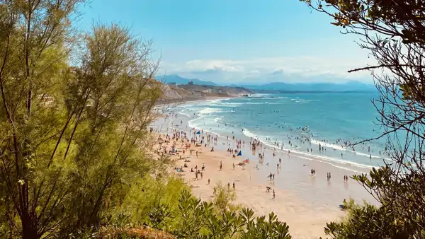 Stranden och havet i Biarritz. Läs franska i Frankrike.