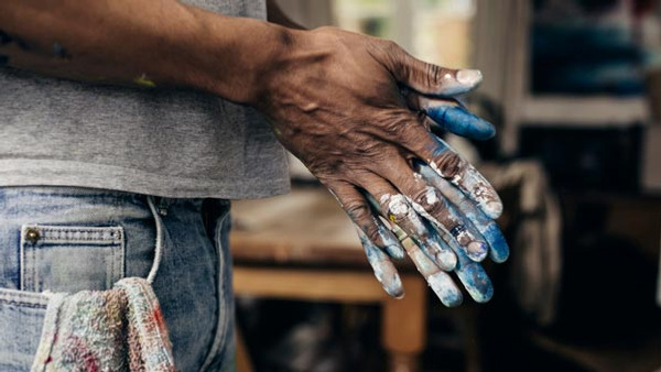 Händer med målarfärg