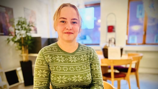 Kvinna som sitter vid ett bord