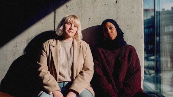 Några kvinnor som sitter bredvid varandra.