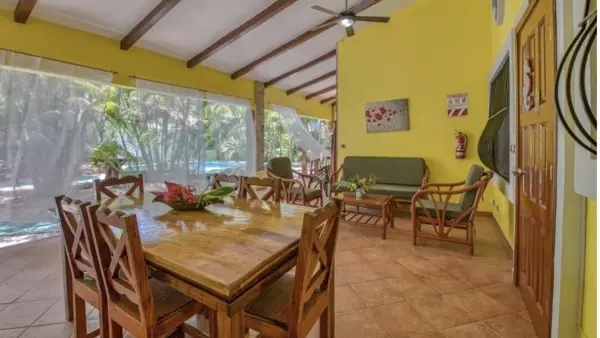 En matsal med bord och stolar.-Spanska i Costa Rica med Internationella skolorna