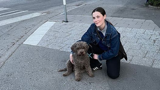 Fotografi på Helena Raivio med hund.