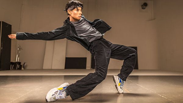 ung kille dansar street på Balettakademiens dansutbildning