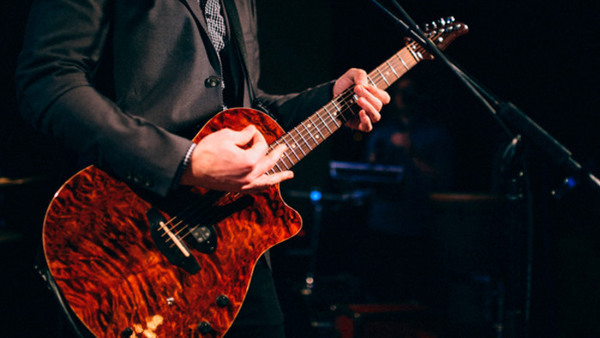 Musik Falun Man spelar elgitarr. 