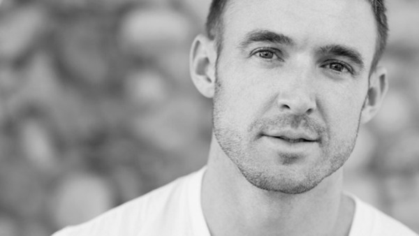 Svartvit närbild på deltagare i kurs i belarusiska