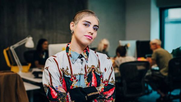 Ung person med attityd på en AI-kurs på Folkuniversitetet