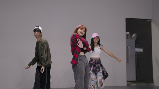 Ungdomar som dansar k-pop på Dansstudion i Linköping 