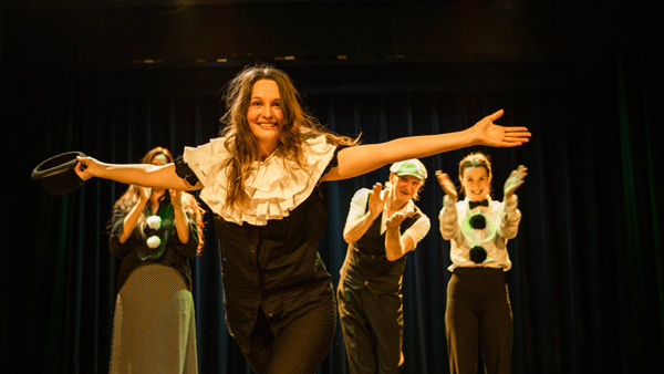 Teatergrupp som repeterar