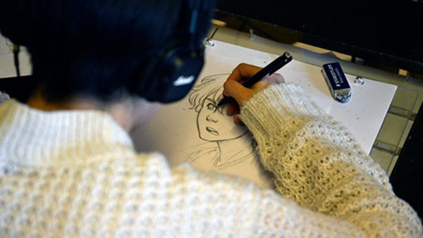Kvinna som ritar en person.