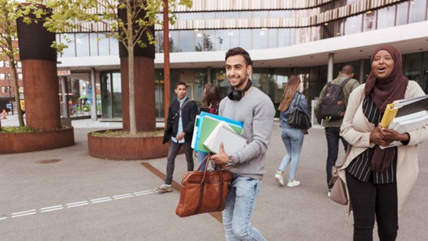 Studerande på Komvux utanför skolan.