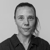Matilda Eidelöf undervisar i keramik på Folkuniversitetet