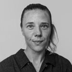 Matilda Eidelöf undervisar i keramik på Folkuniversitetet