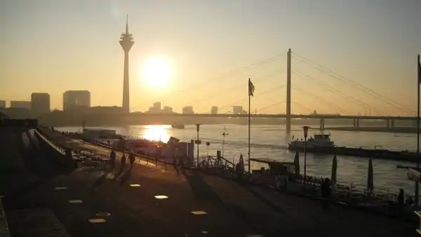 Düsseldorf i kvällssolen med blick över floden och staden