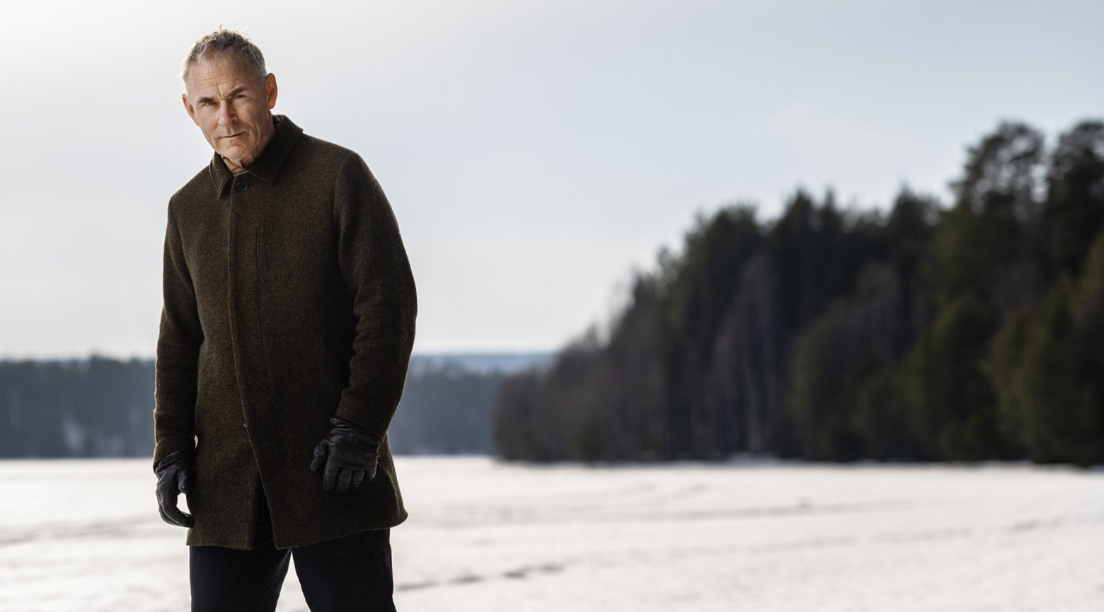 Man som står i snö på en åker