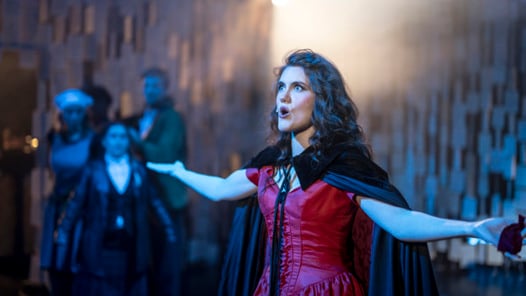 Elev på scen under en musikal föreställning.