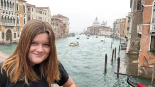 Nina Carlved med Venedigs kanaler i bakgrunden