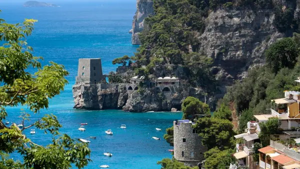 Utsikt över havet från en klippa på amalfikusten.