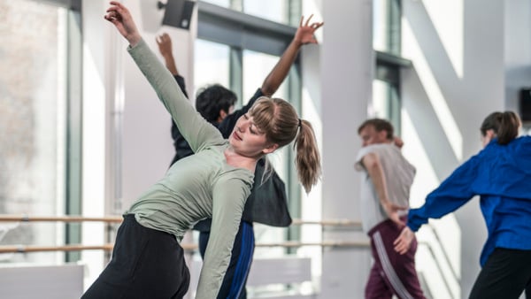 Kvinnor och män som dansar i Balettakademiens lokaler i Göteborg