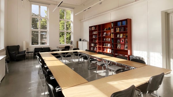 Klass på Skrivarlinjen diskuterar texter runt ett bord.