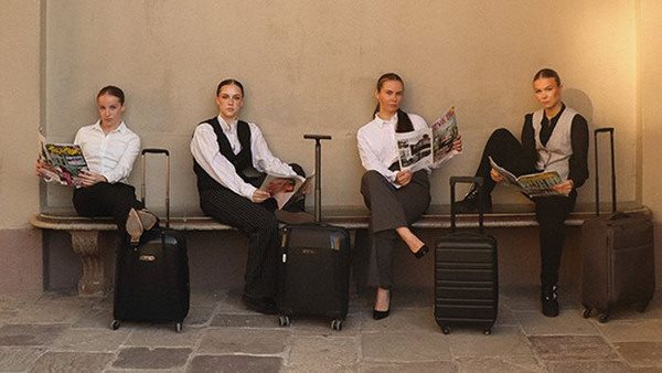 Bild på fyra dansare med resväskor från föreställning med Dansutbildning jazz commercial Balettakademien